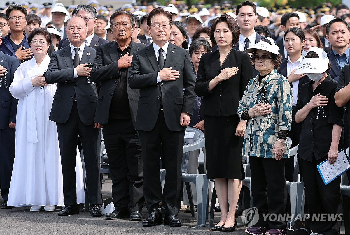 국기에 경례하는 이재명 대통령 부부