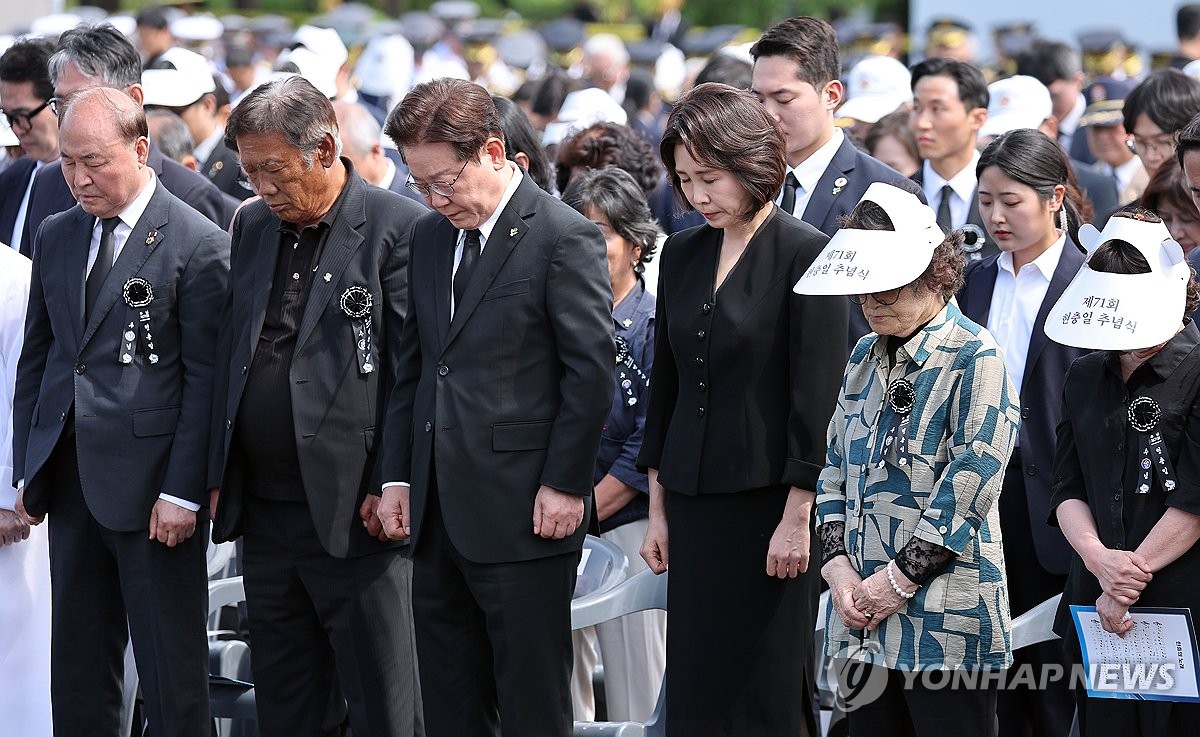 묵념하는 이재명 대통령 부부
