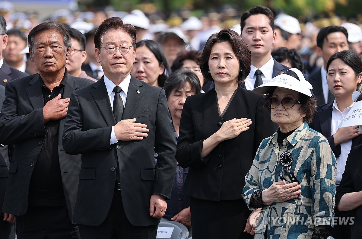 국기에 경례하는 이재명 대통령 부부