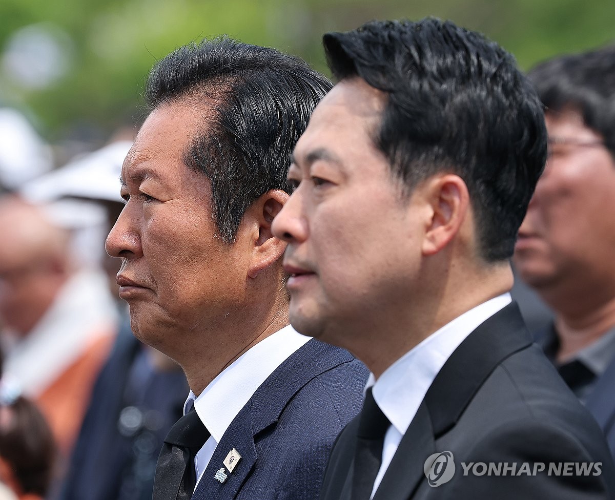 현충일 추념식 참석한 정청래 대표와 장동혁 대표
