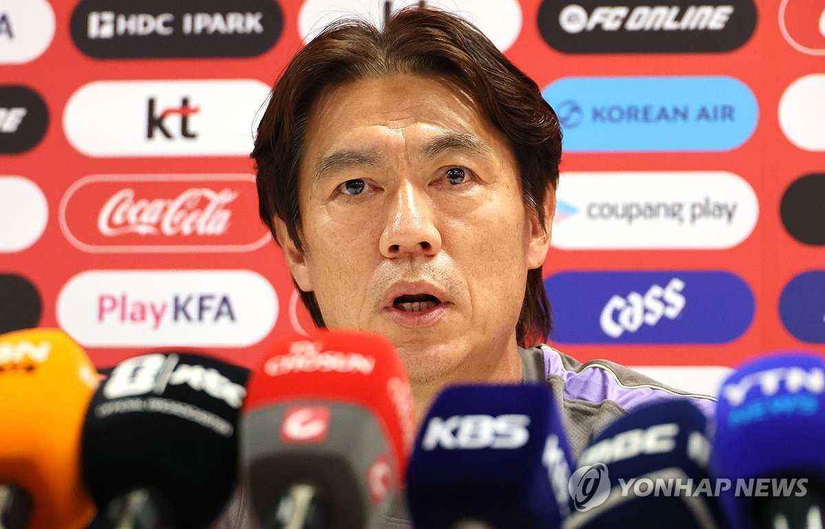 과달라하라 입성, 기자회견 하는 홍명보