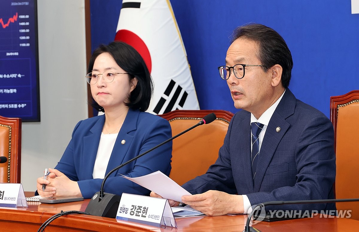 기자간담회 하는 민주당 강준현 수석대변인