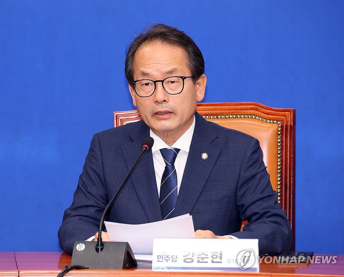 기자간담회 하는 민주당 강준현 수석대변인