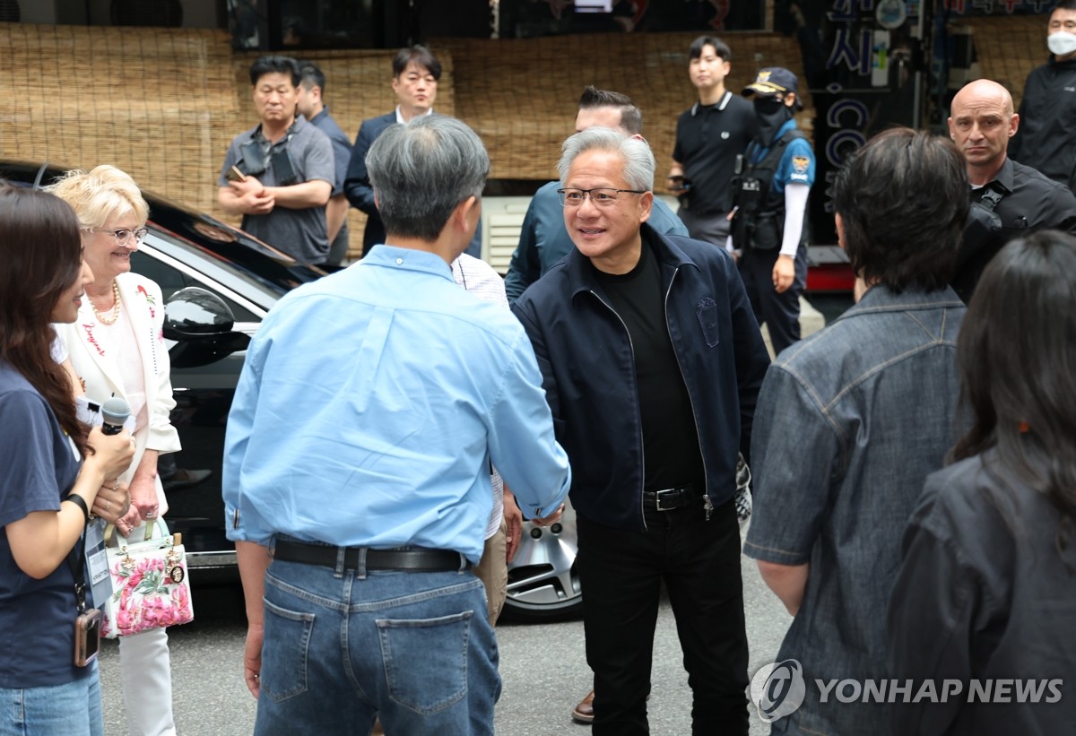 인사 나누는 젠슨 황과 장병규