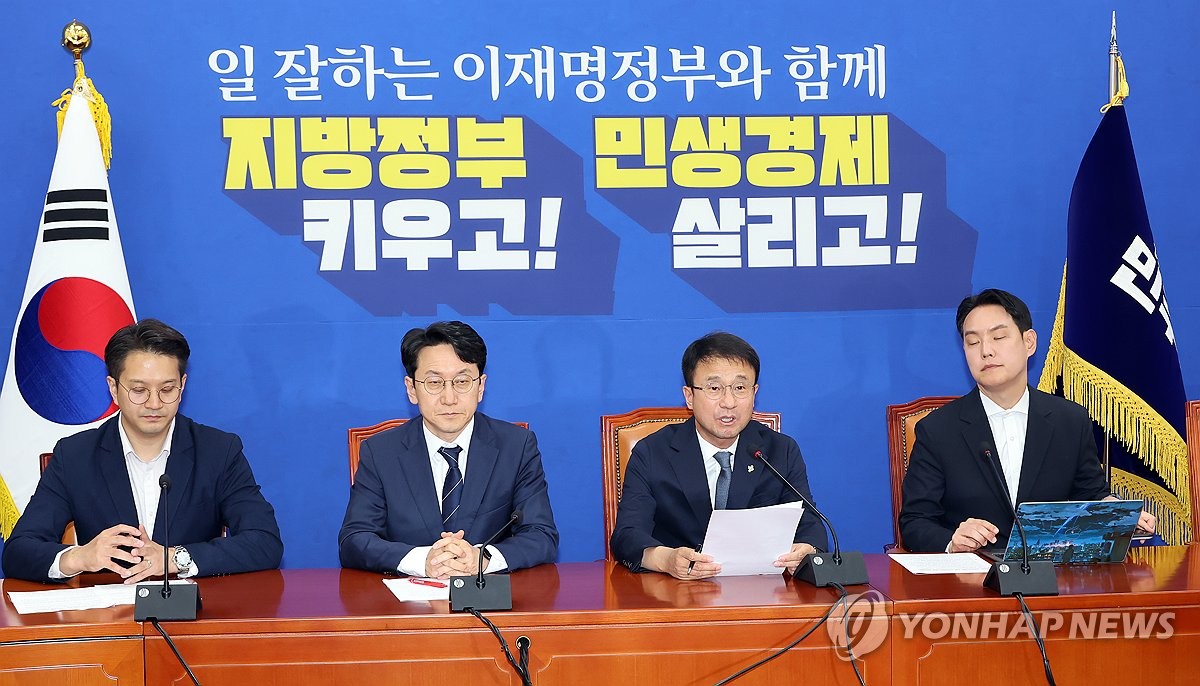 긴급 기자간담회하는 민주당 한병도 원내대표