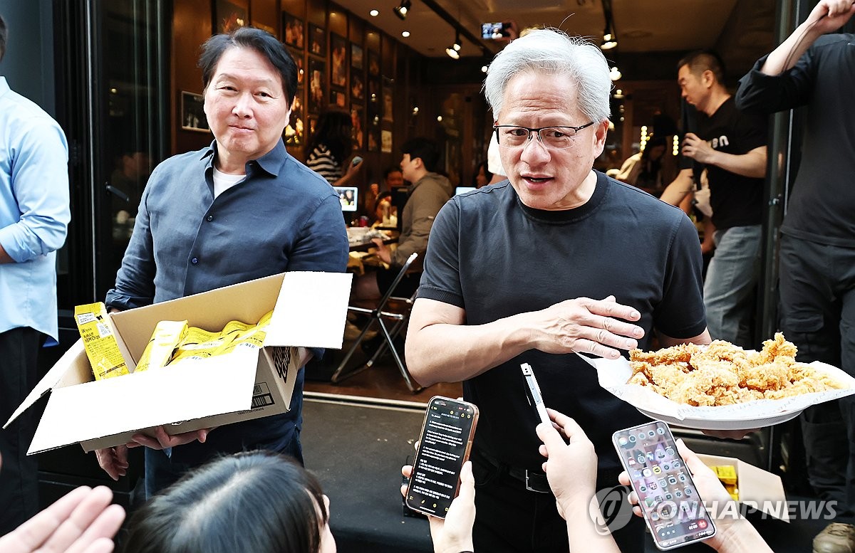 취재진 질문에 답하는 젠슨 황