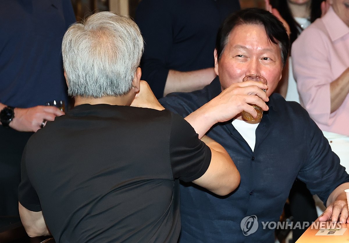 맥주 마시는 젠슨 황과 최태원 회장