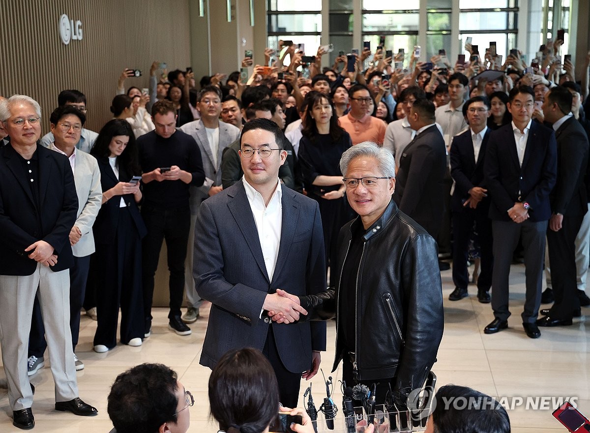 악수하는 젠슨 황과 구광모 회장