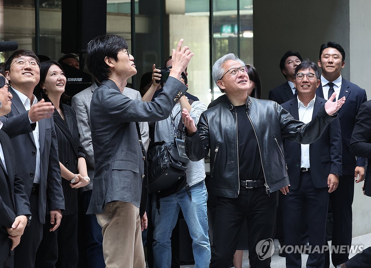 인사하는 젠슨 황과 이해진