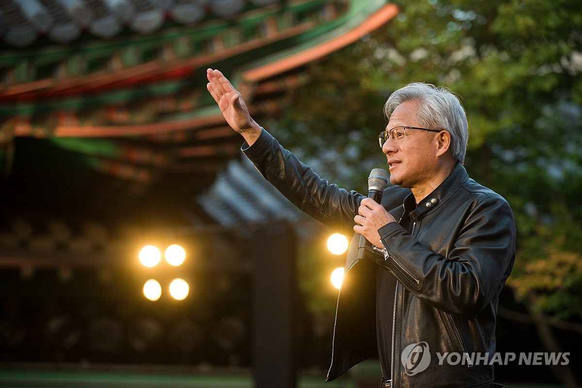 연설하는 젠슨 황
