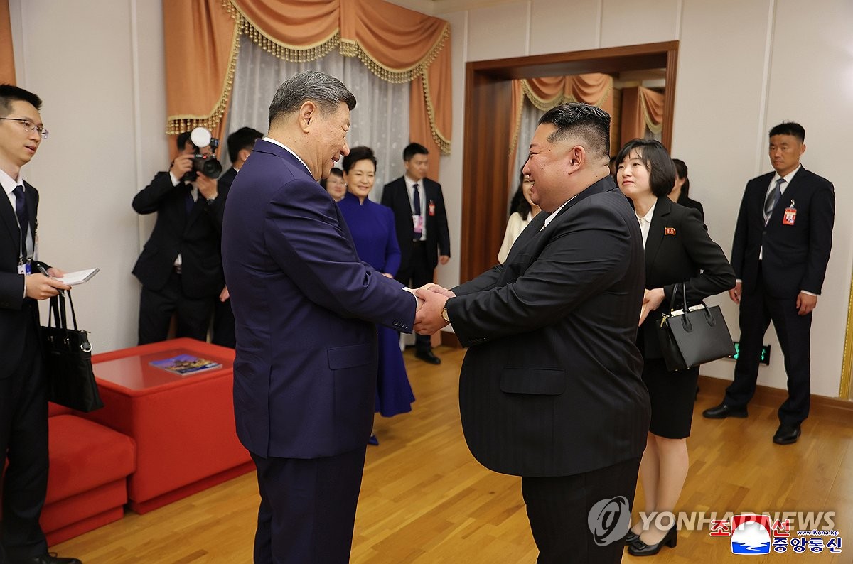 악수하는 김정은과 시진핑