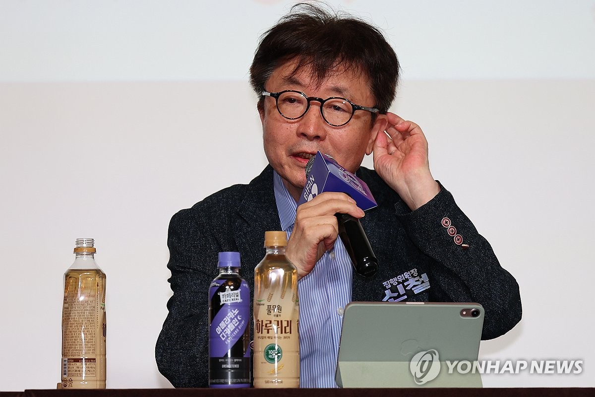 인사말하는 신철 집행위원장