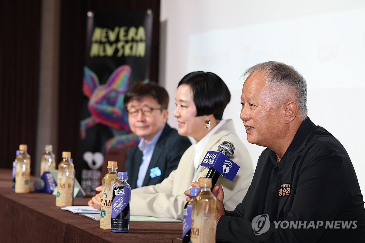 인사말하는 송승환 감독
