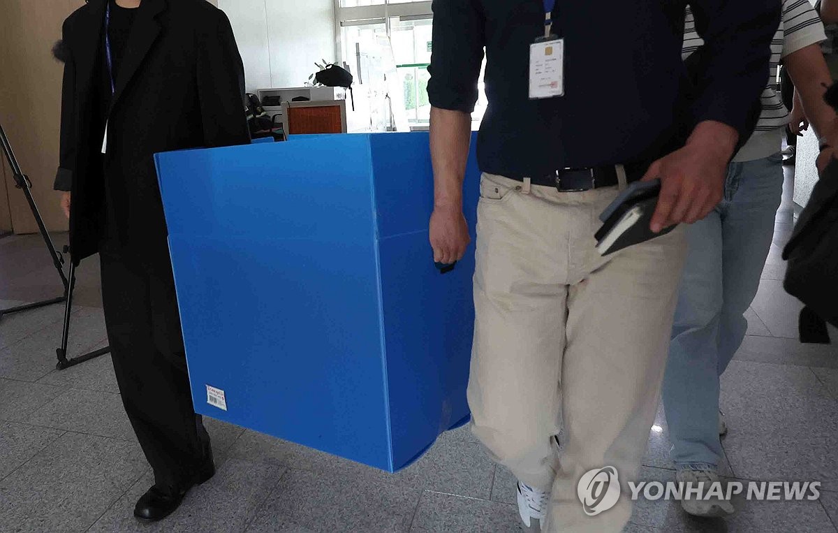 압수품 들고 경남도청 나서는 경찰