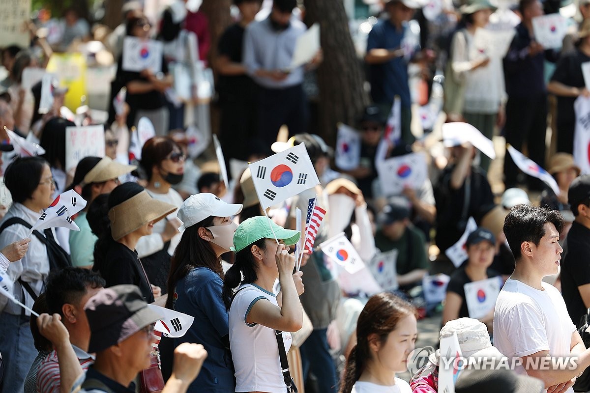 태극기 흔드는 개표소 봉쇄 시위 참가자