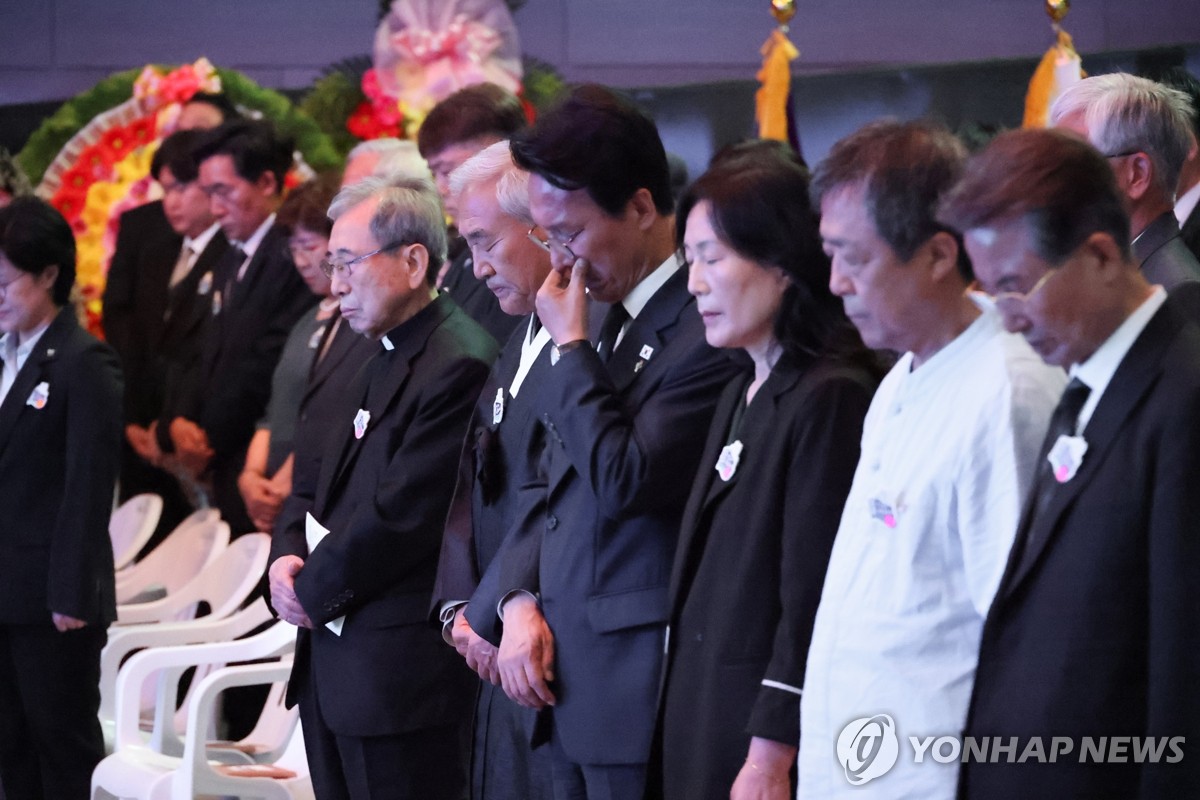 묵념하는 김민석 국무총리