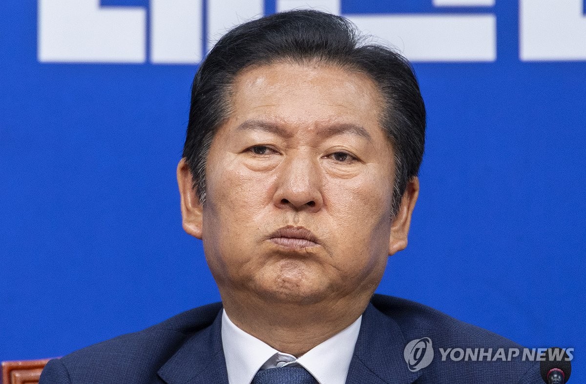 지선 결과 지도부 책임론 발언듣는 정청래 대표