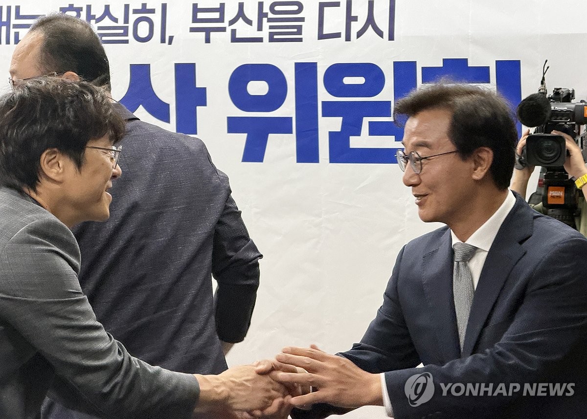 인수위원과 악수하는 전재수 당선인