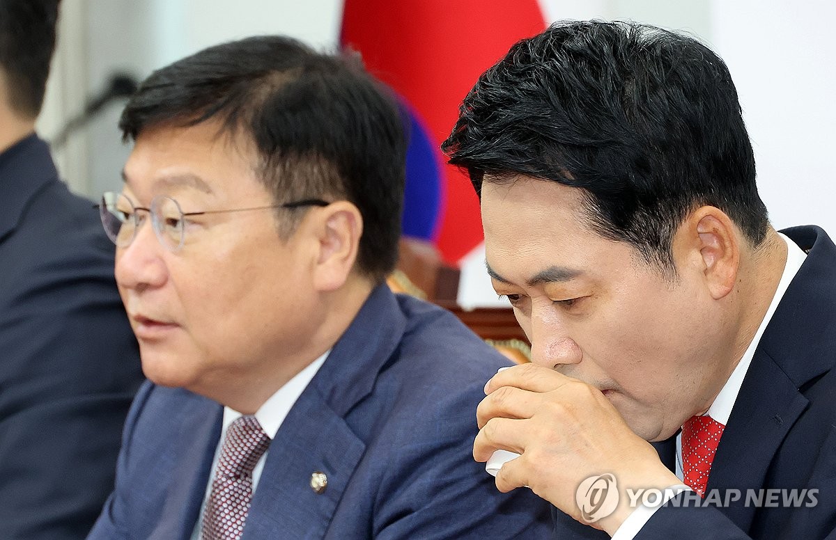 목 축이는 장동혁 대표
