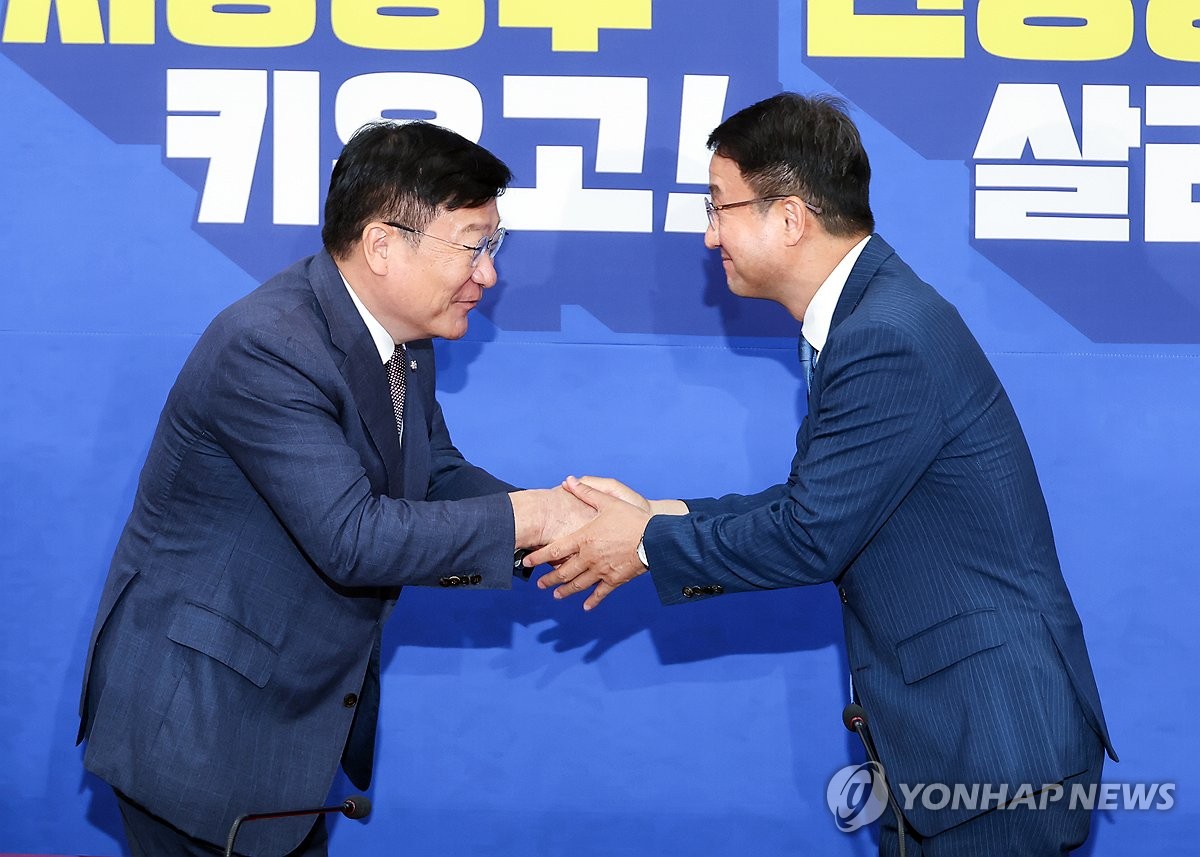 악수하는 여야 원내대표