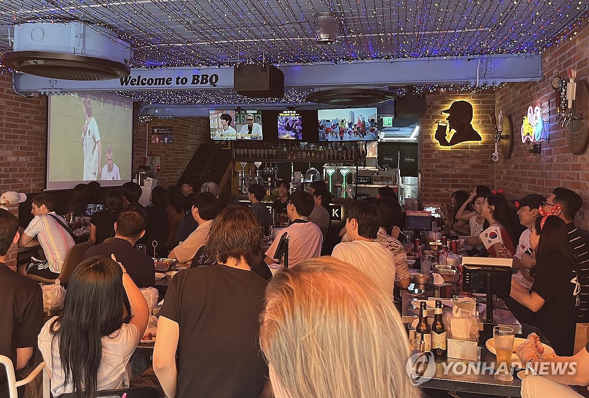치킨집에서 월드컵 경기 시청하는 시민들