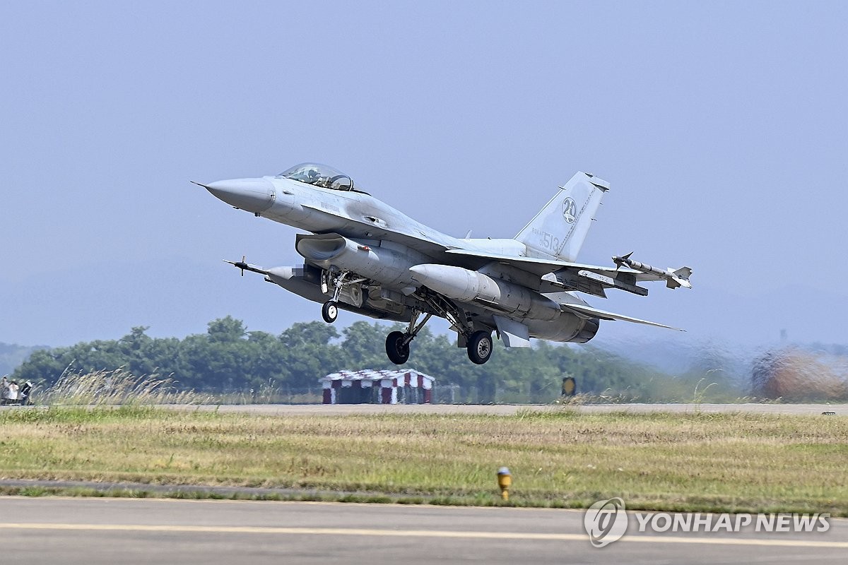 소링 이글 훈련 참가를 위해 이륙하는 KF-16