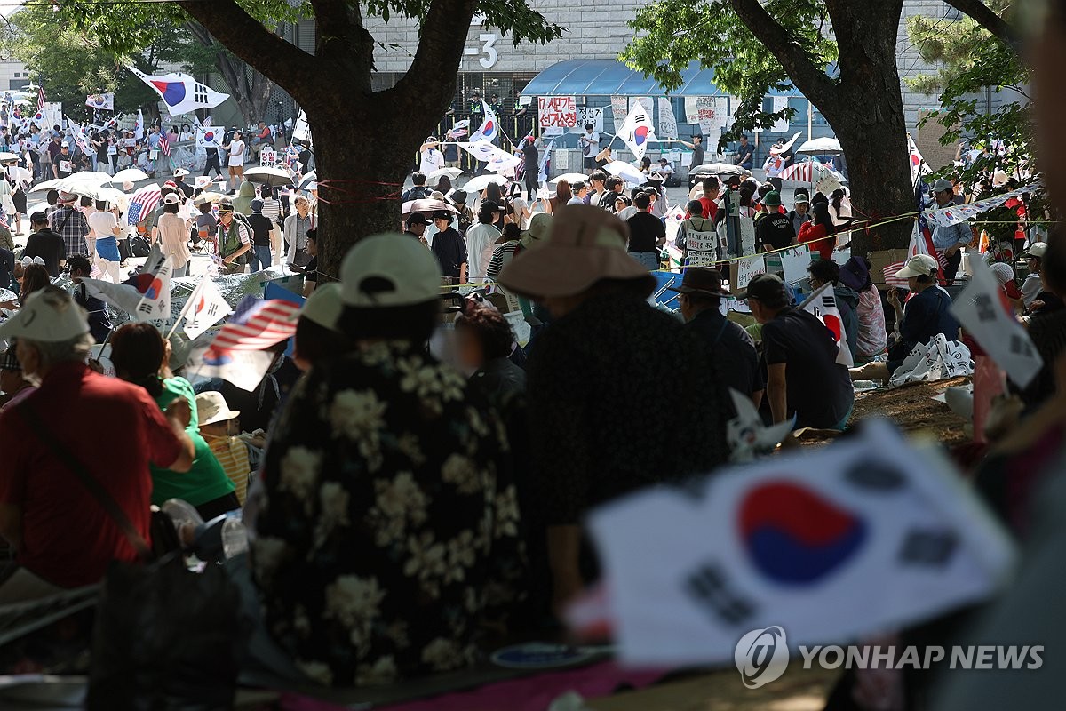 개표소 봉쇄 시위 계속