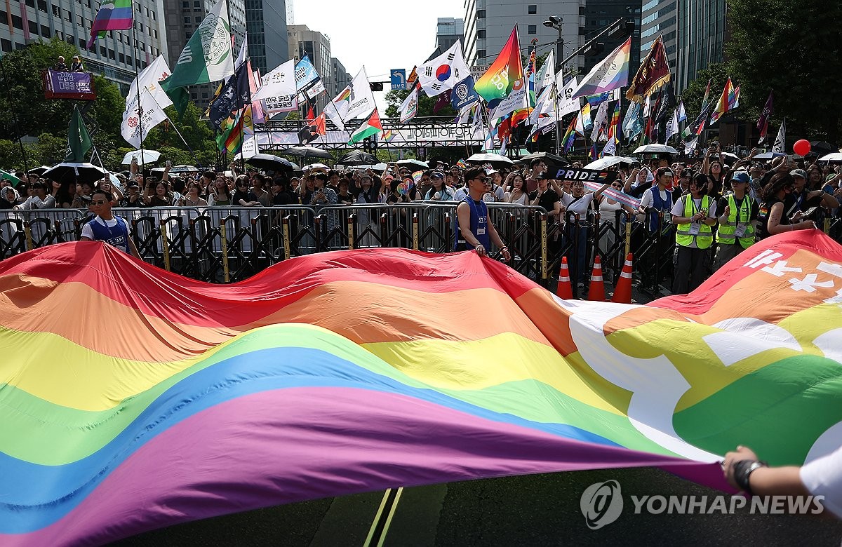 퀴어퍼레이드에 등장한 대형 무지개 깃발