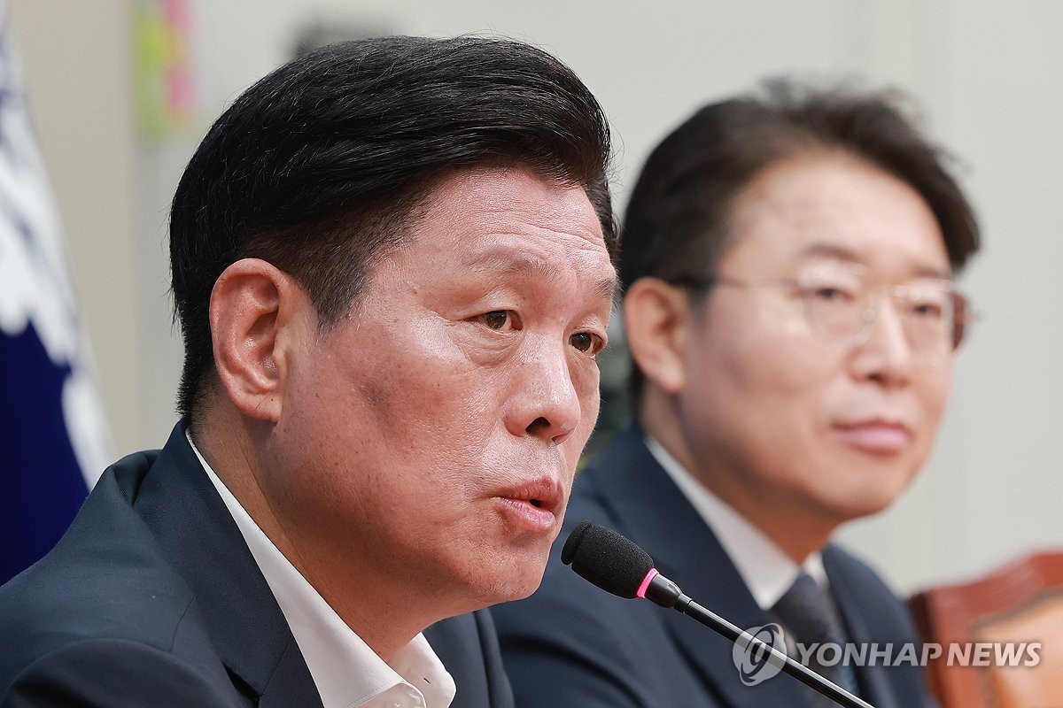 현안 관련 기자 간담회 하는 더불어민주당 조승래 사무총장