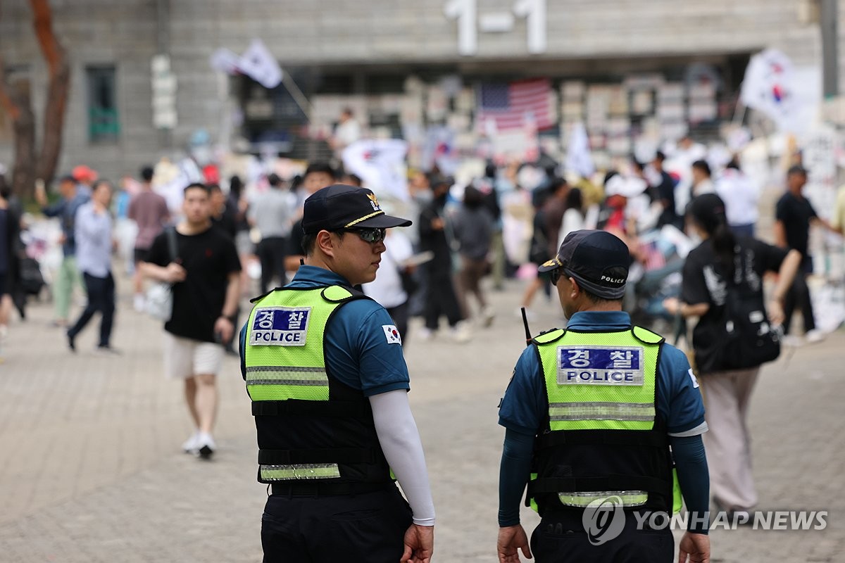 시위 현장 부근에 배치된 경찰