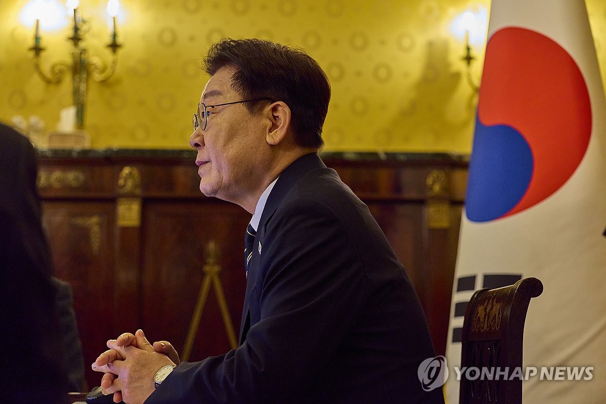 이재명 대통령, 유럽순방 중 화상 수석보좌관회의 주재