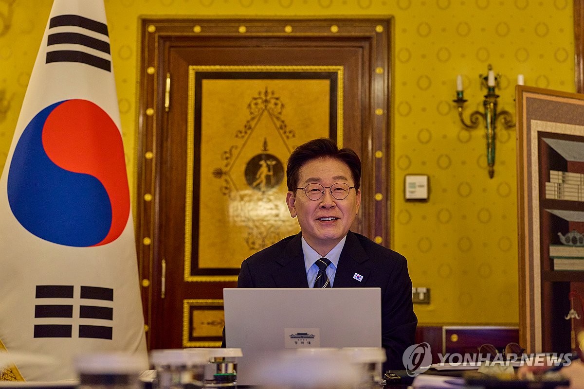 이재명 대통령, 유럽순방 중 화상 수석보좌관회의 주재