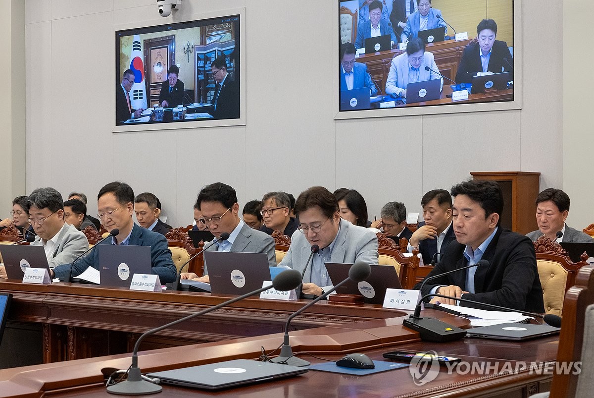 화상으로 진행된 수석보좌관회의