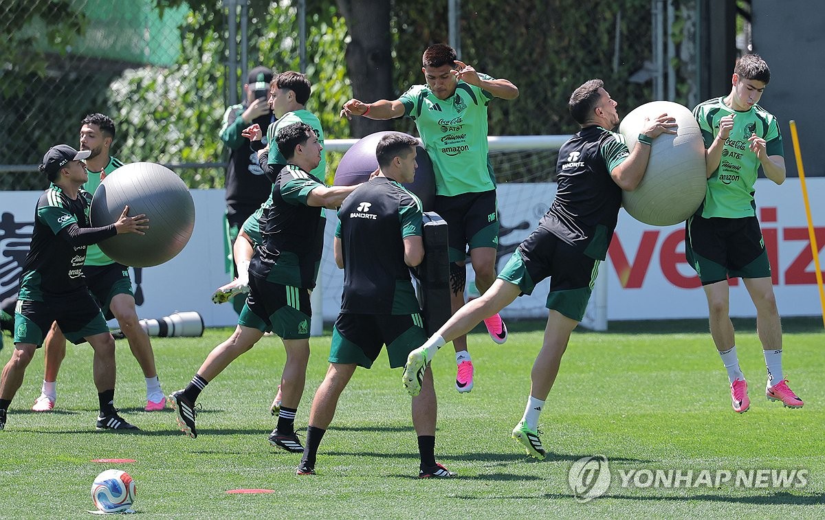 멕시코 대표팀, 짐볼 이용한 몸싸움 훈련