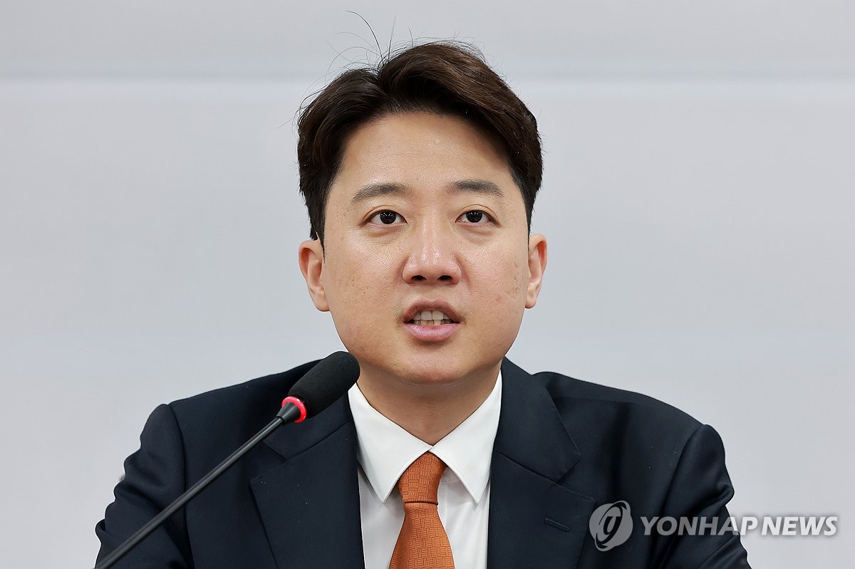 개혁신당 최고위원회의에서 발언하는 이준석 대표