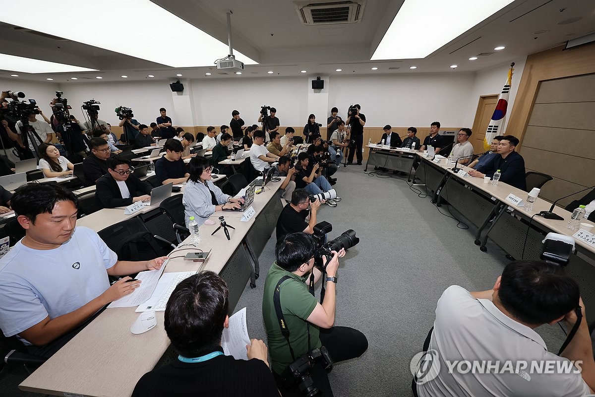 개표소 시위 11일째 장기화, 기자회견 하는 유승민 대한체육회장