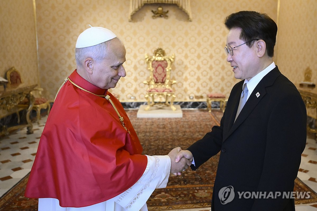 李대통령, 레오 14세 교황 면담…내년 한국 방문 초청