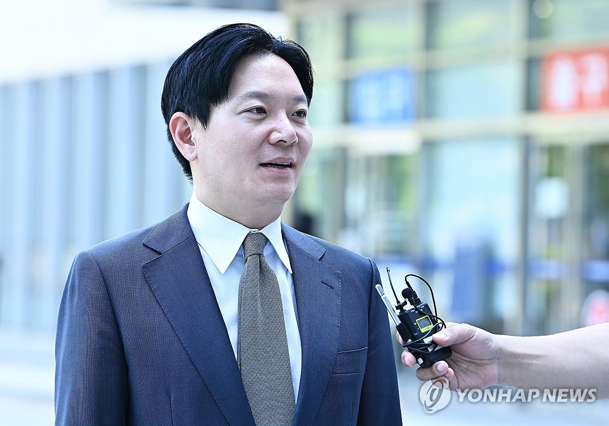 증인 출석하며 질문에 답하는 박상용 검사