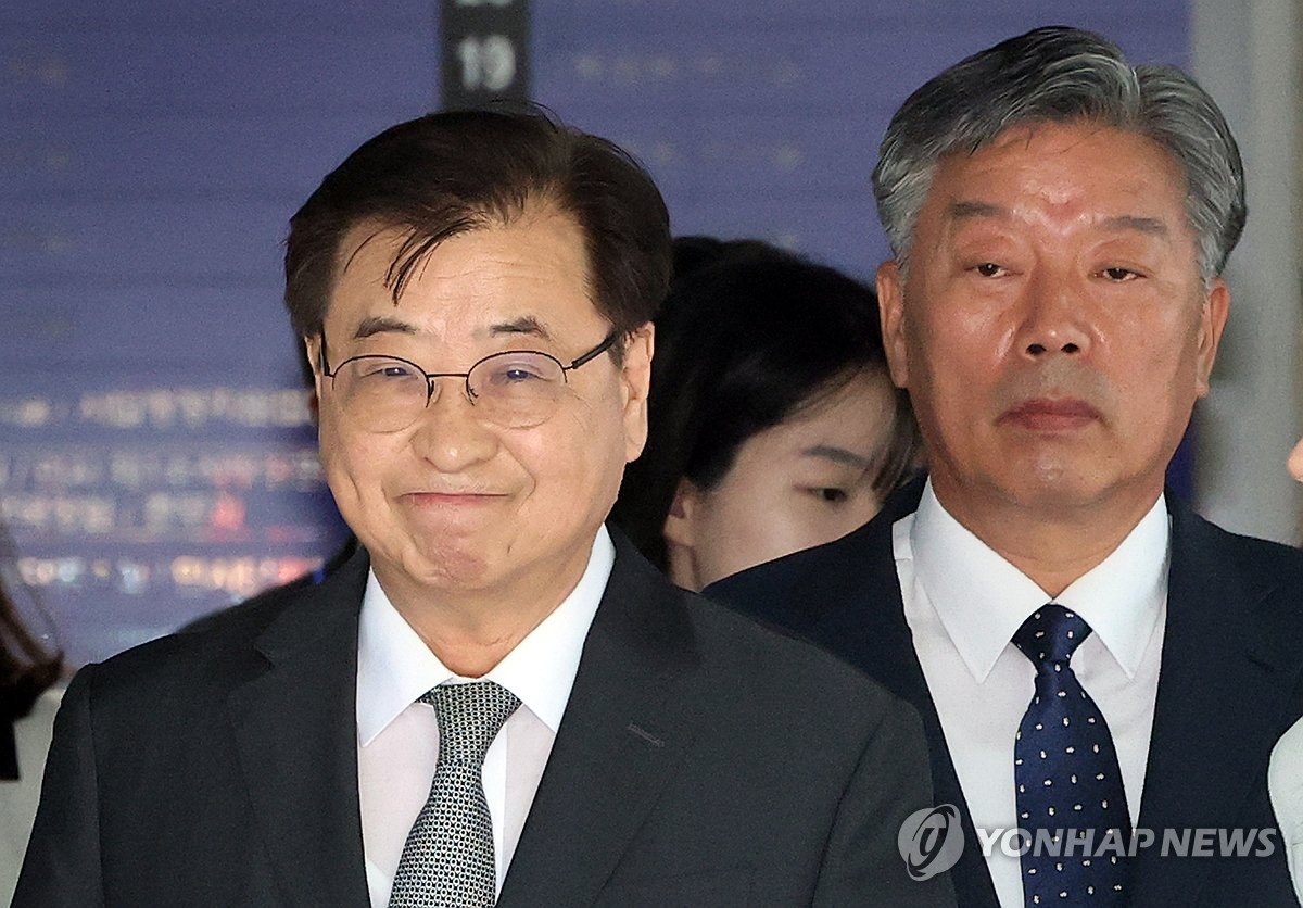 법정 나서는 서훈 전 국가안보실장-김홍희 전 해양경찰청장