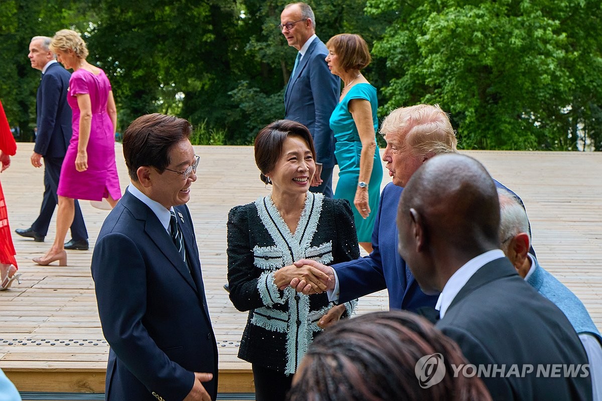 트럼프 대통령과 대화하는 이재명 대통령 부부