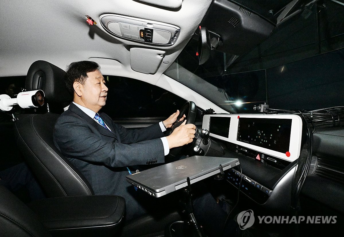 드라이빙 시뮬레이터 시연하는 구윤철 부총리