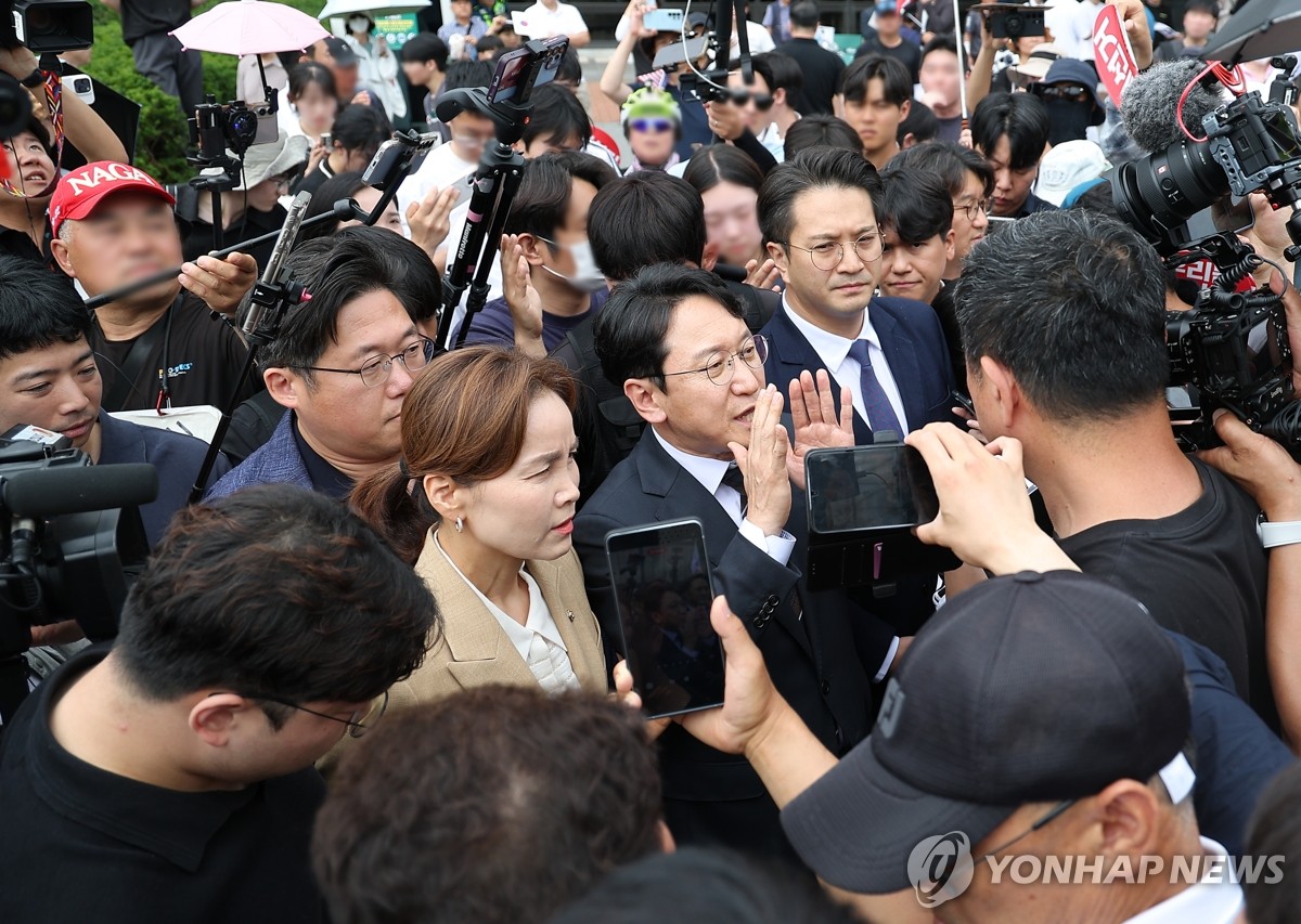 송파개표소 봉쇄 시위로 되돌아가는 민주당 의원들