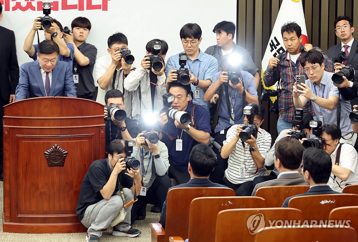 국민의힘 의원총회, 장동혁 대표에게 쏠린 시선