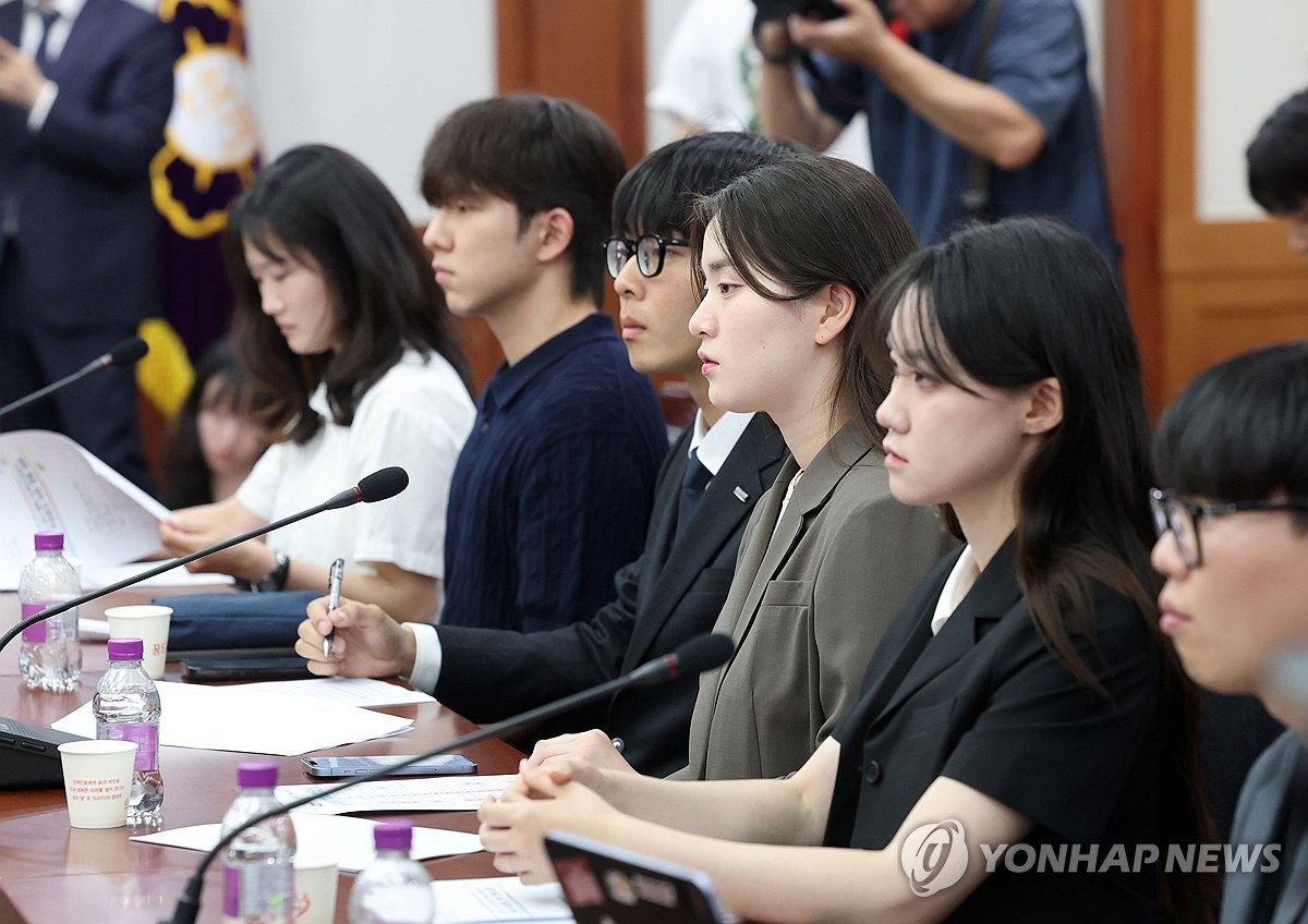 선관위 찾은 대학생들