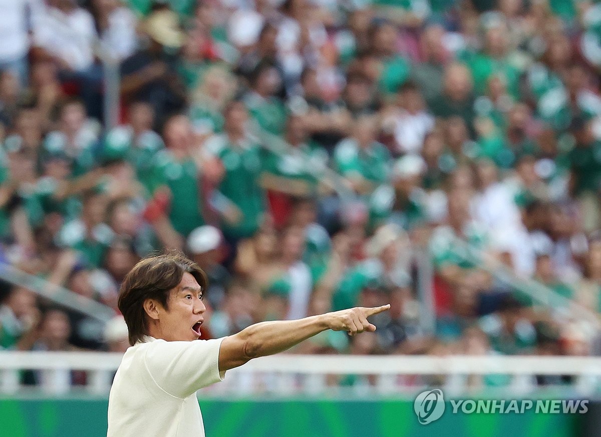 작전 지시하는 홍명보 감독