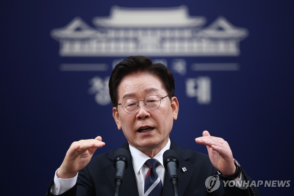 취재진 질문에 답하는 이재명 대통령