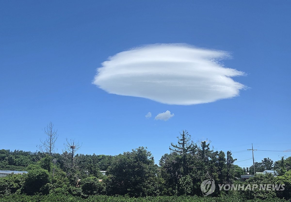 제주 하늘에 뜬 렌즈구름