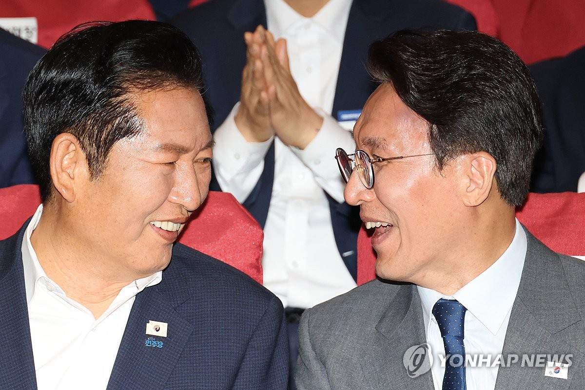 지방선거 당선자 워크숍에서 만난 정청래 대표와 김민석 총리