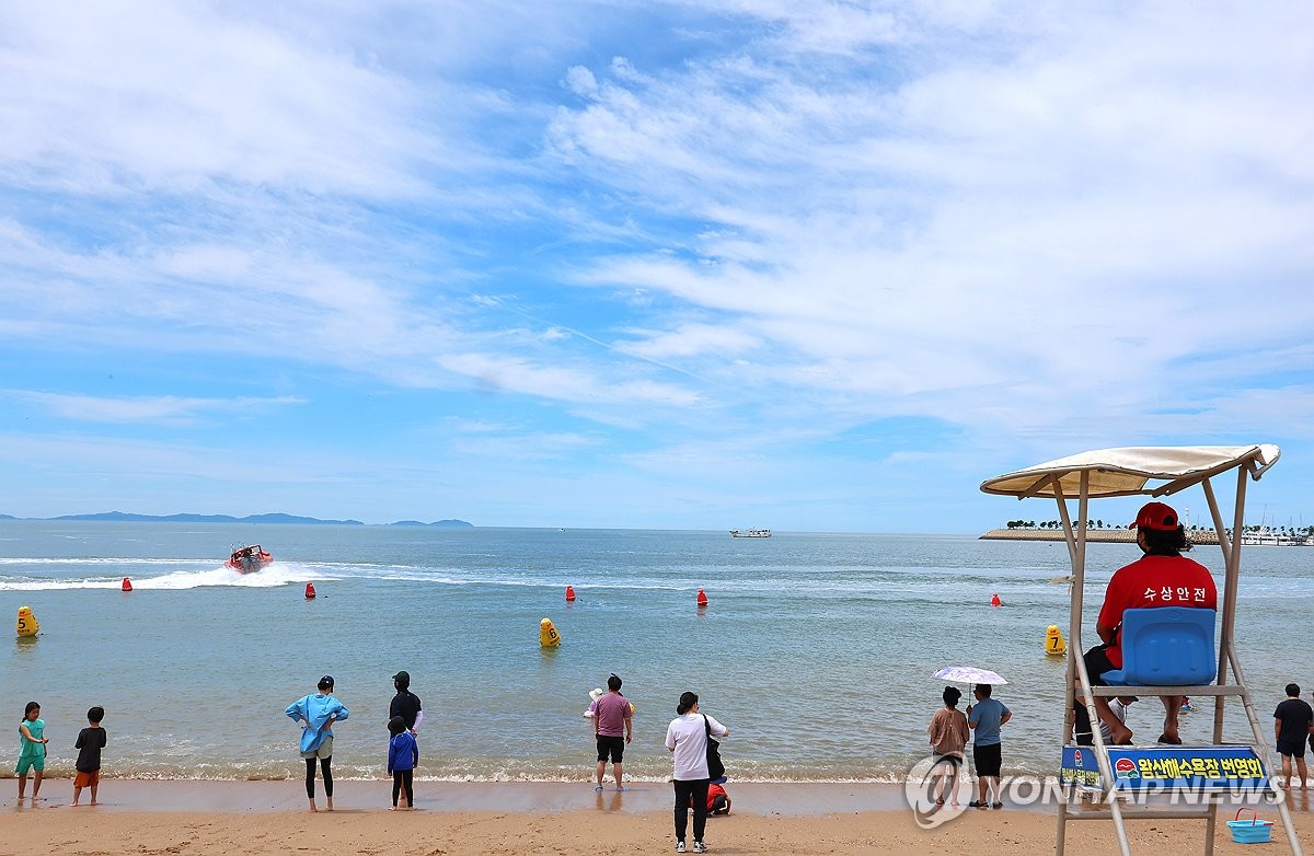 지난 21일 개장한 인천 왕산해수욕장