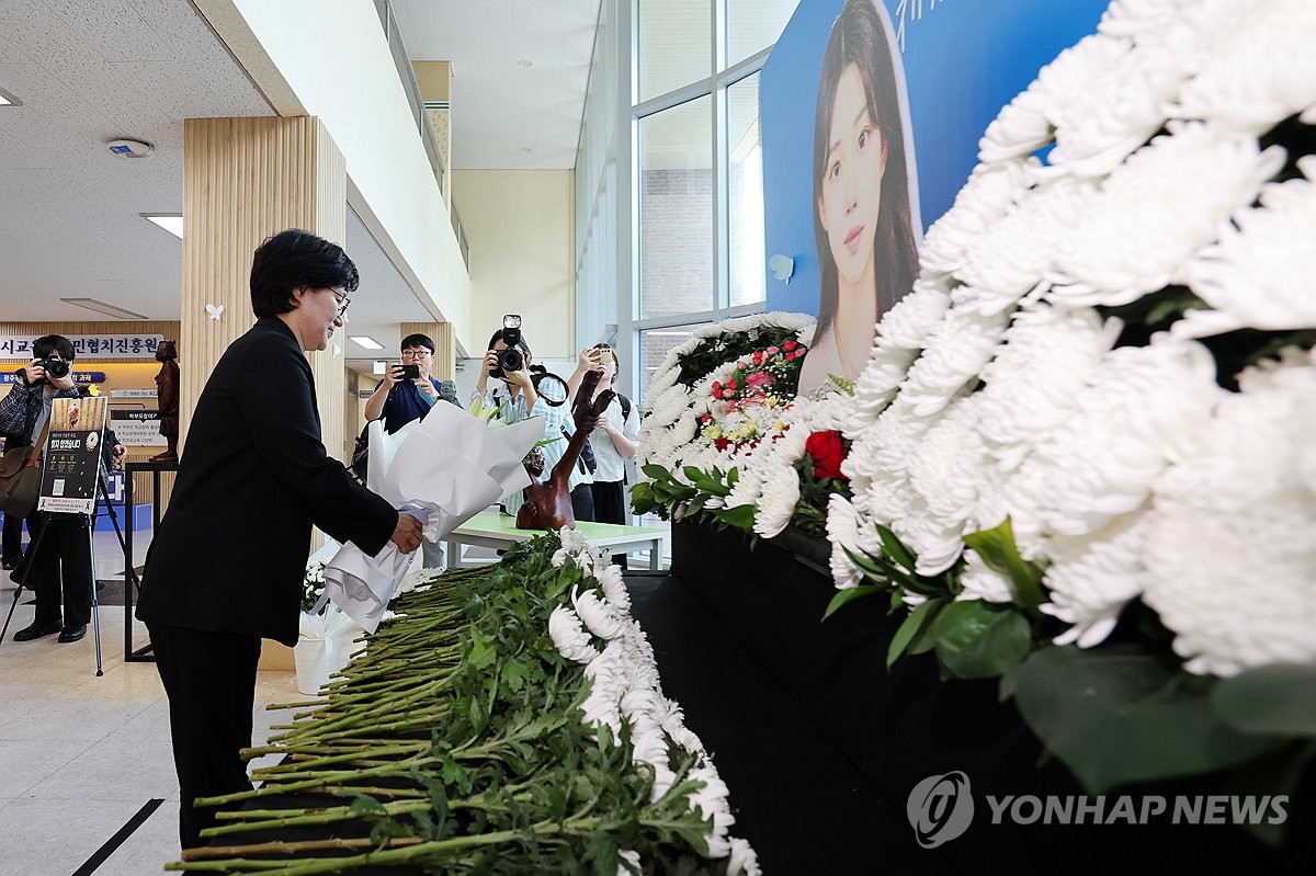 고 이채원 양 추모하는 원민경 장관